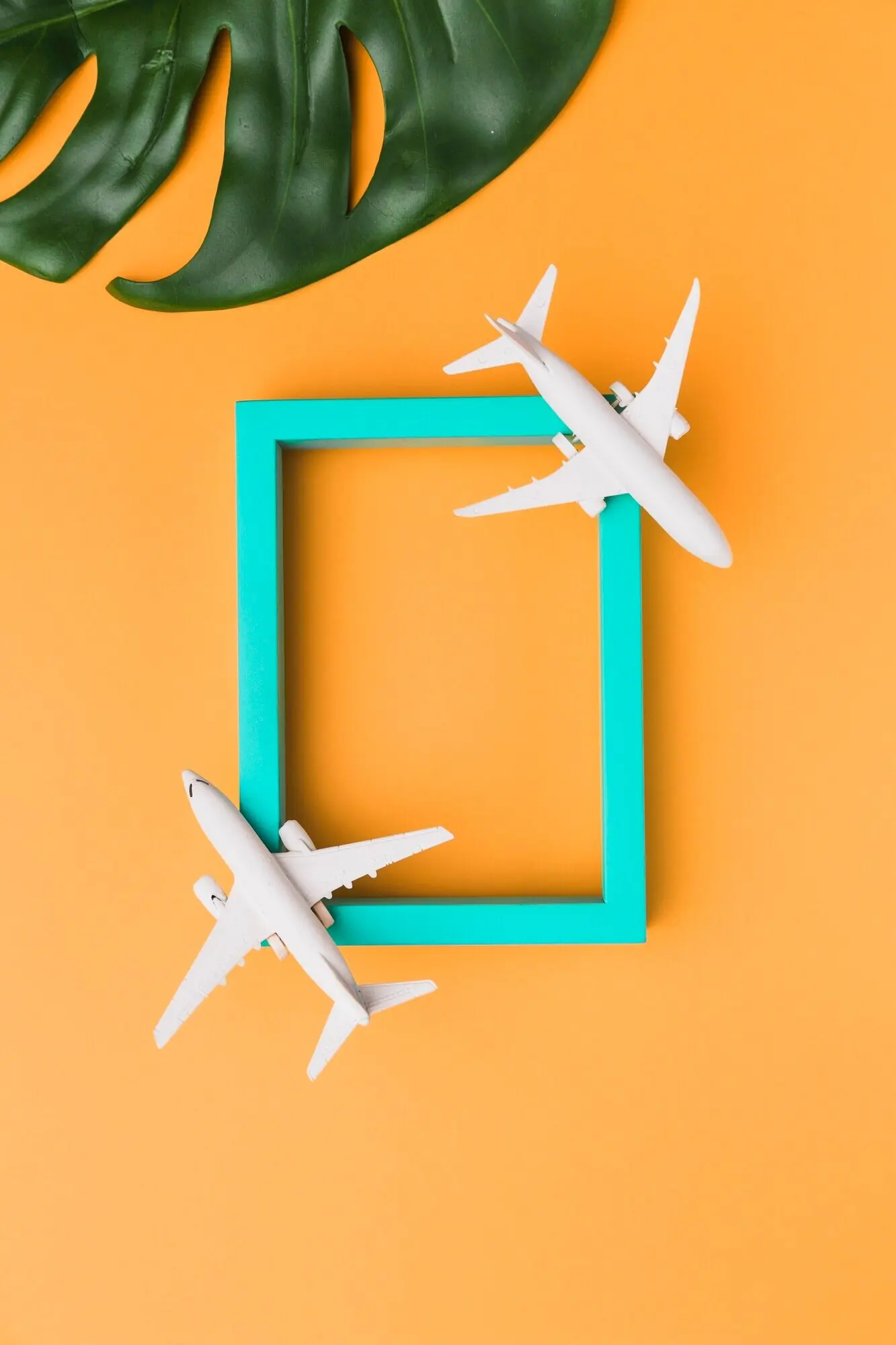 Holzrahmen mit Spielzeugflugzeugen